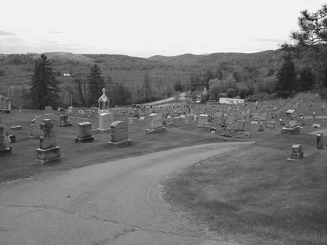 Cimetière pittoresque / Picturesque cemetery -   Newport, Vermont.  USA  /  États-Unis.   23 mai 2009  -  N & B