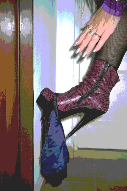 Mon amie Lady Roxy de l'Argentine /  My friend Lady Roxy from Argentina -   Avec / with permission  -  Postérisation- Purple short high-heeled boots