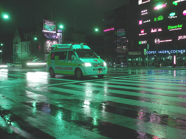 Ambulance de nuit sous la pluie - Copenhague.  19 octobre 2008.   Inversion RVB