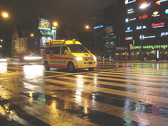 Ambulance de nuit sous la pluie / Version éclaircie