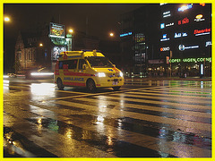 Ambulance de nuit sous la pluie - Copenhague. 10 octobre 2008 .  Cadre jaune