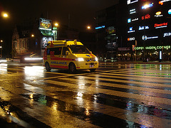 Ambulance de nuit sous la pluie