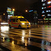 Ambulance de nuit sous la pluie