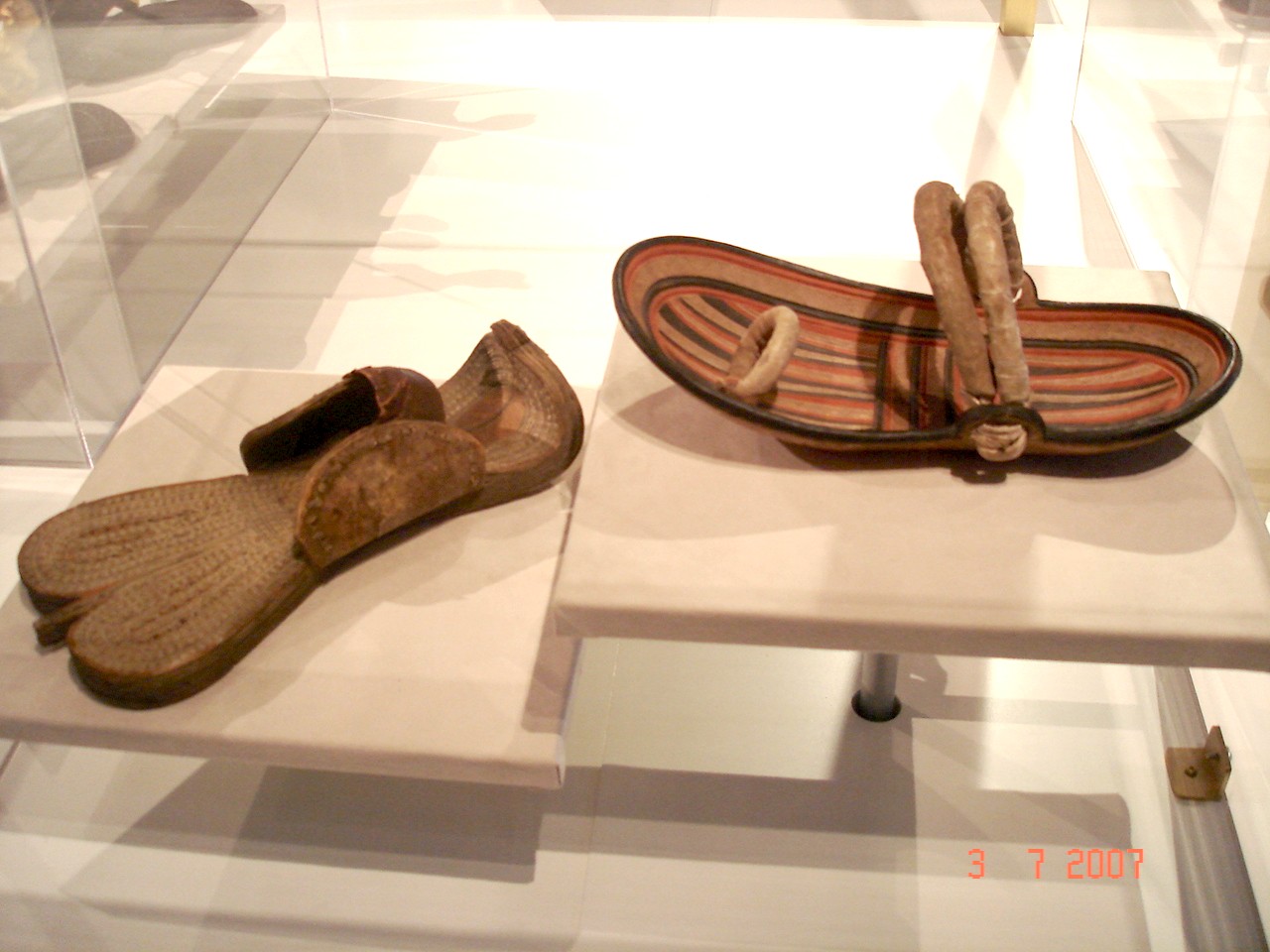 Ancient amusing shape sandals /  Anciennes sandales à l'allure amusante -  Bata Shoe Museum / Toronto, Canada - 3 juillet 2007