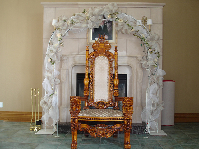 Chaise chaleureuse de Reine remise à niveau / Queen upright warm chair