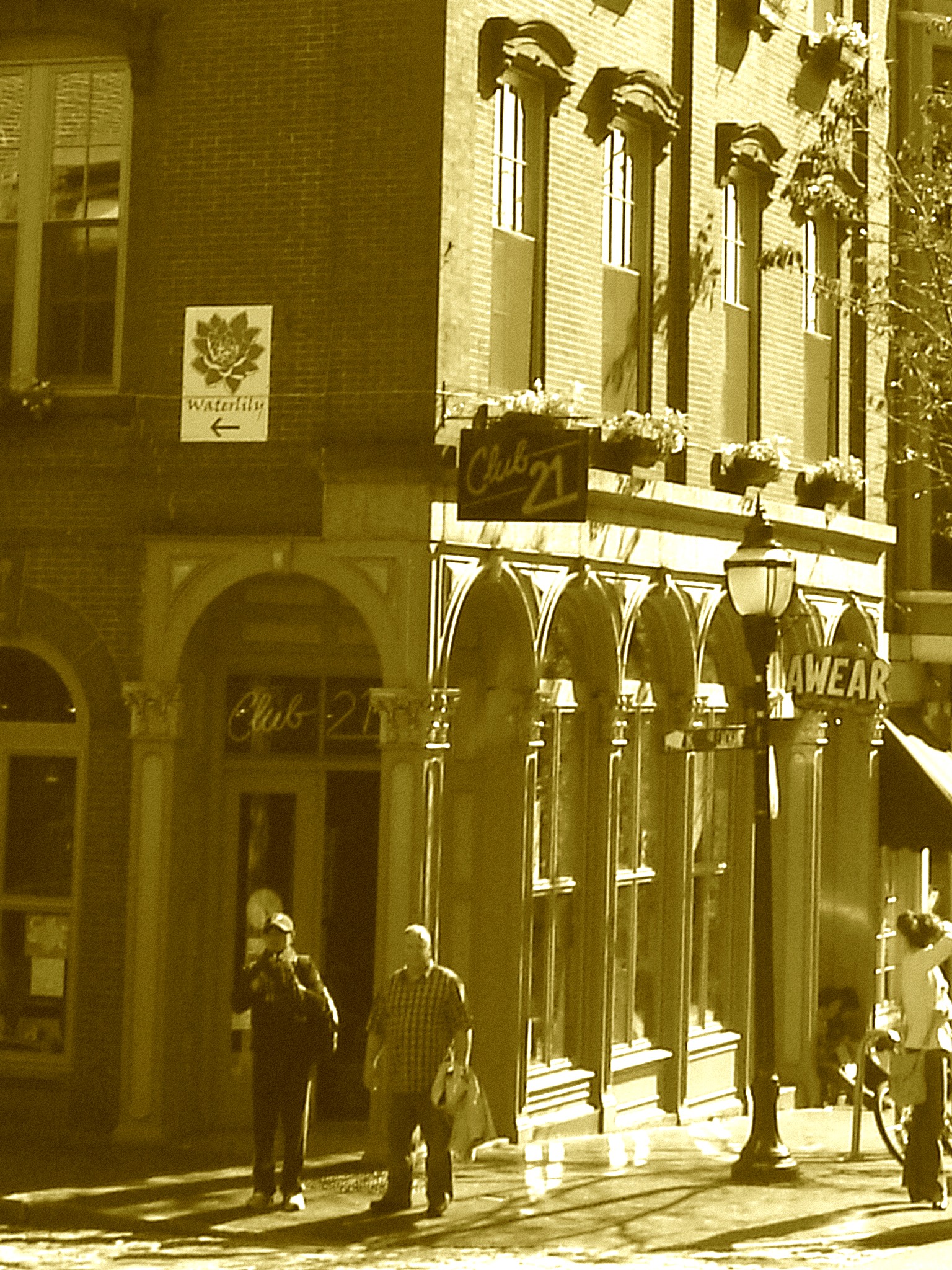 CLUB 21 - Awear building  /  Architecture Awearienne - Portland, Maine -  USA / États-Unis - 11 octobre 2009- Sepia