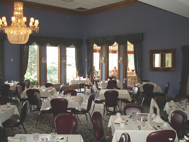 Tables et lustre /  Tables and chandelier