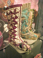 Bottes avec face d'animal / Animal face Boots - Bata Shoe Museum / Toronto. Canada -  3  juillet 2007