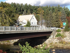 Pont et rivière /  Bridge and river  - Bartlett,  New Hampshire ( NH ) USA  - 10-10-2009