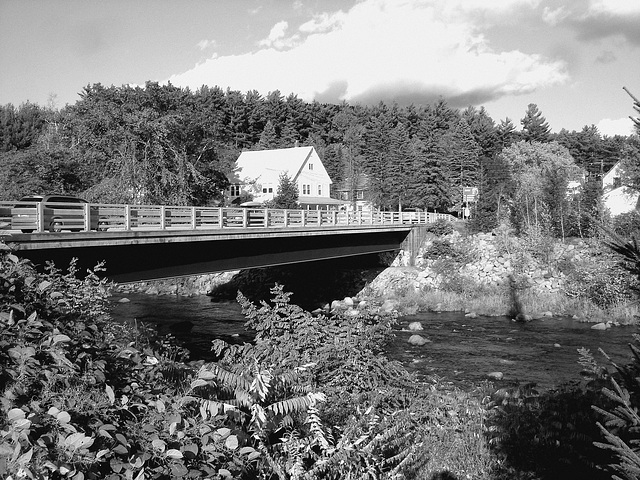 Pont et rivière /  Bridge and river  - Bartlett,  New Hampshire ( NH ) USA  - 10-10-2009 -  Noir et blanc