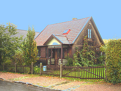 Maison suédoise avec ciel bleu photofiltré. 21-10-2008