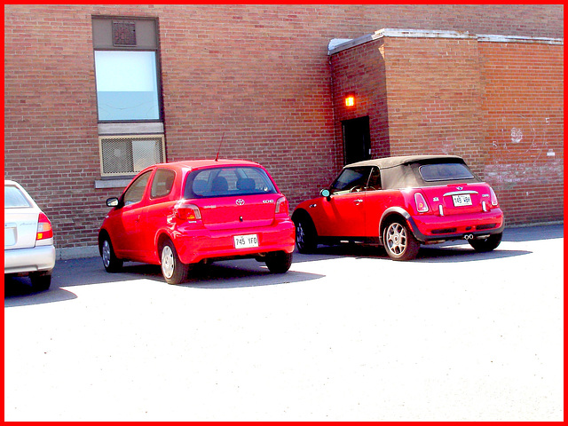 Dot red on tyres / Rouge pétant sur pneus -  Dans ma ville / Hometown.