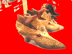 Bata shoe museum - Toronto, CANADA . 2 novembre 2005. Sur fond rouge - Red background.