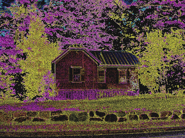 Vieille maison  / Old house.  Conway, New Hampshire USA  - 10 octobre 2009 -  Contours de couleurs ravivées en négatif RVB
