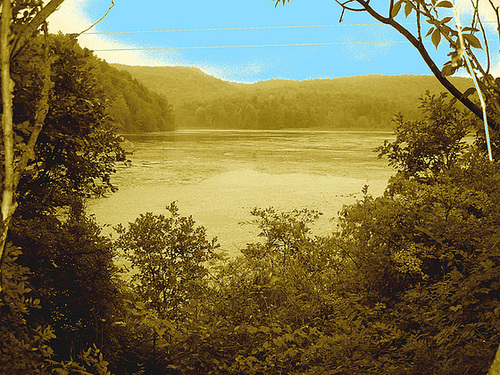 Half moon state park. Sur la 4 près de la 30 nord. Vermont, USA /  États-Unis -   26 juillet  2009 -  Sepia et ciel bleu photofiltré