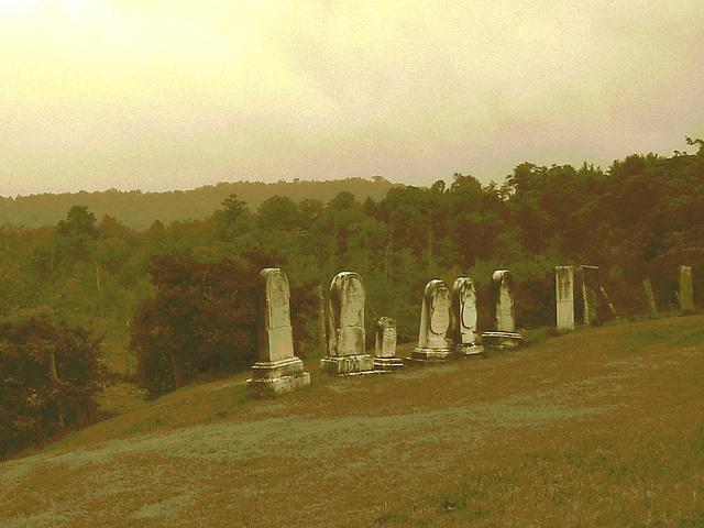 Lake Bomoseen private cemetery. Sur la 4 au tournant de la 30. Vermont, USA - États-Unis.-  Sepia postérisé