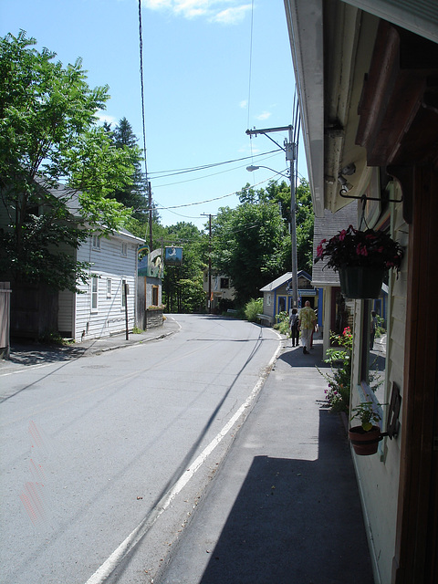 Woodstock NY  /  États-unis / USA - 21 juillet 2008 -  Ruelle paisible / Peaceful narrow street.