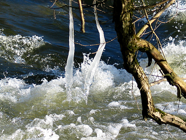 Wasser und Eiskristalle