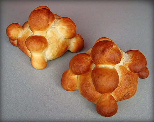 Pan de muerto - Mexican Bread of the Dead