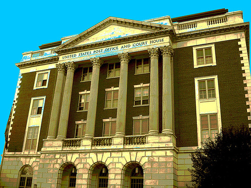 Rutland, Vermont USA  / États-Unis. Juillet 2009-  United post office and court house. Postérisation et ciel bleu photofiltré