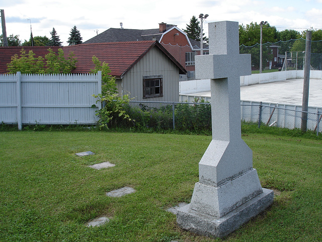 Cimetière de campagne du Québec /  Country cemetery in Quebec.- Cabanon funéraire, croix et patinoire - Shed, cross and skating rink