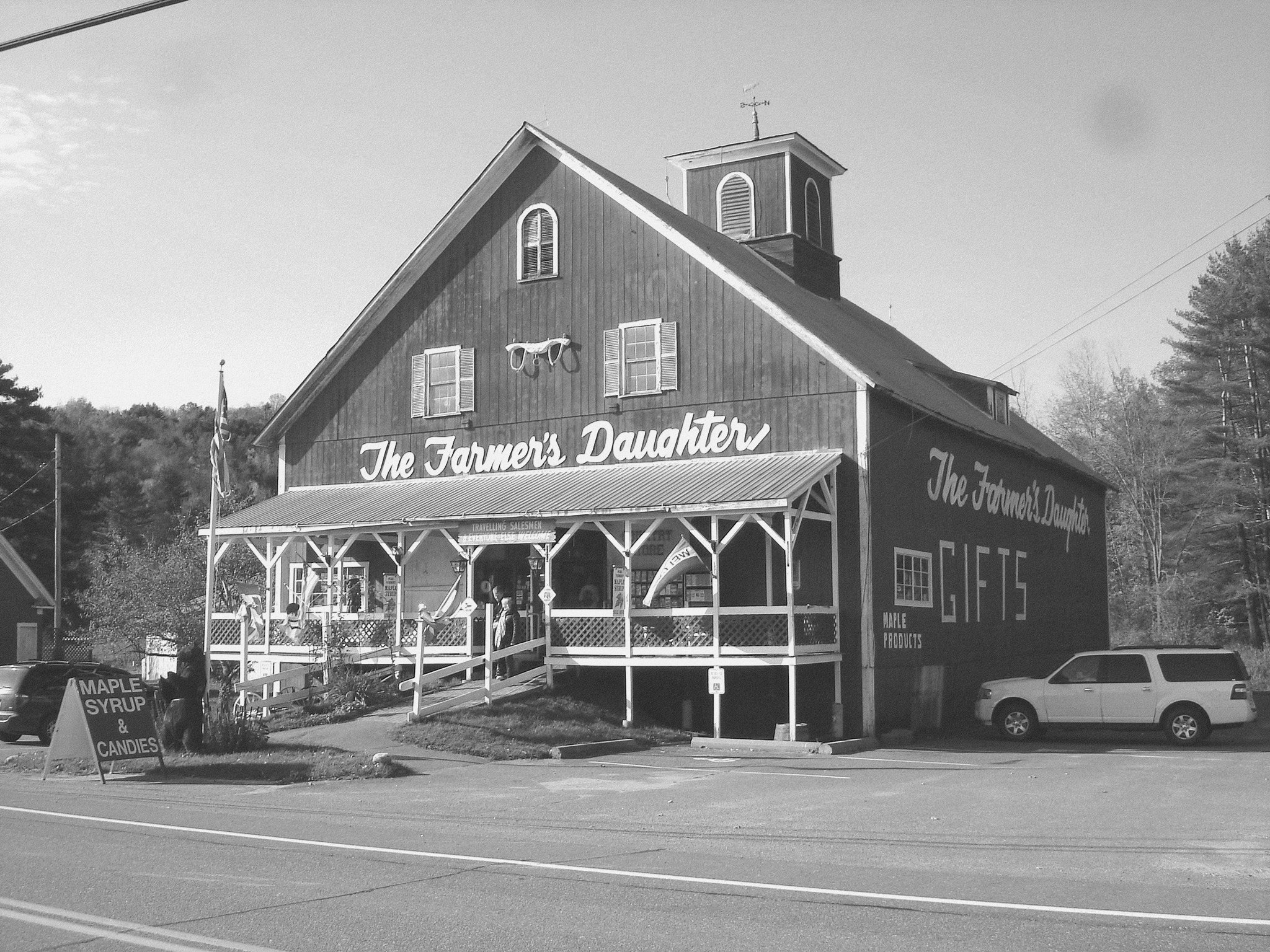 Farmer's daughter gift barn  /  St-Johnsbury, Vermont.  USA.  12-10-2009- N & B