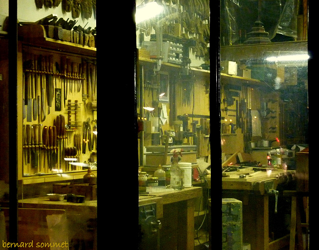 Un bel atelier-boutique de restauration de meubles d'époque