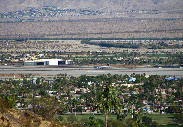 Airplane Landing at PSP (1827)
