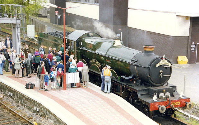 Castle Class no. 5029 'Nunney Castle' in Aylesbury Station