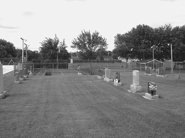 Cimetière de campagne du Québec /  Country cemetery in Quebec  - Tennis mortuaire en N & B.  12-07-2009