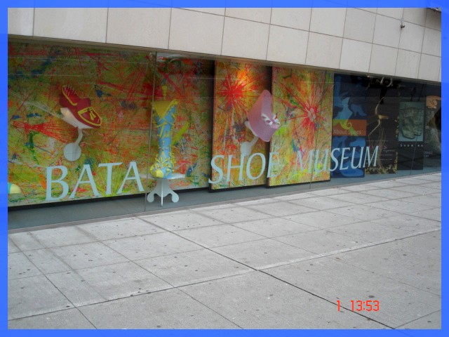 Mur extérieur / Bata shoe museum- Toronto, Canada- Novembre 2005.