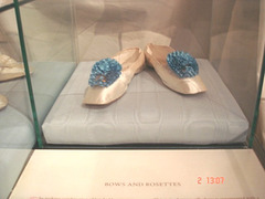 Bata shoe museum  . Bows and rosettes - Noeuds et rosettes. Toronto, CANAD