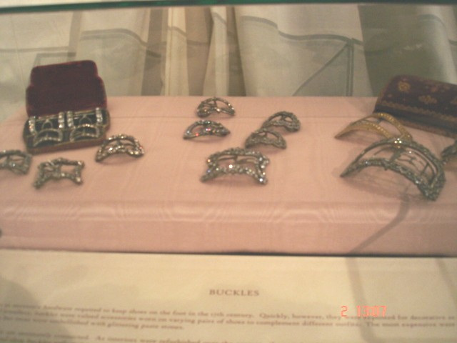 Bata shoe museum . Buckles- boucles.  Toronto, CANADA - 2 novembre 2005