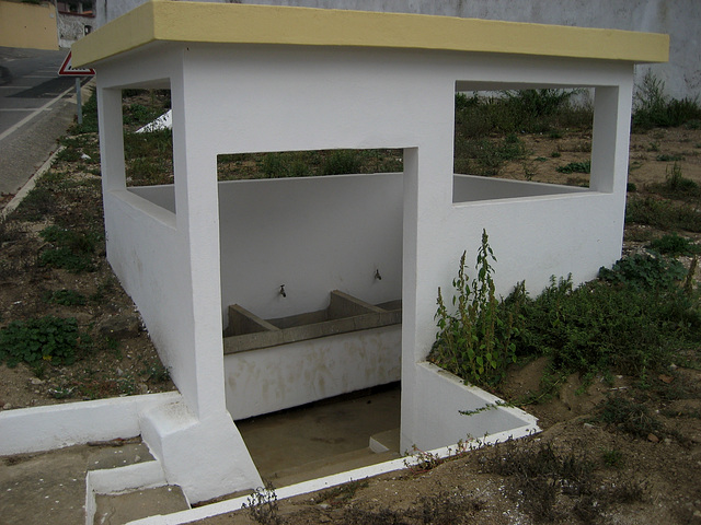 A-dos-Ruivos, hamlet old communal washtub