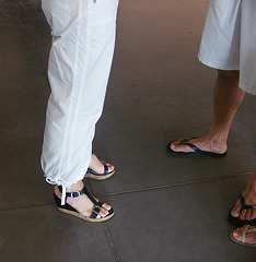 De mon amie Krisontème avec permission /   Mariage et chaussures érotiques -  Pantalons blancs et sandales sexy - Repas en bordure de plage
