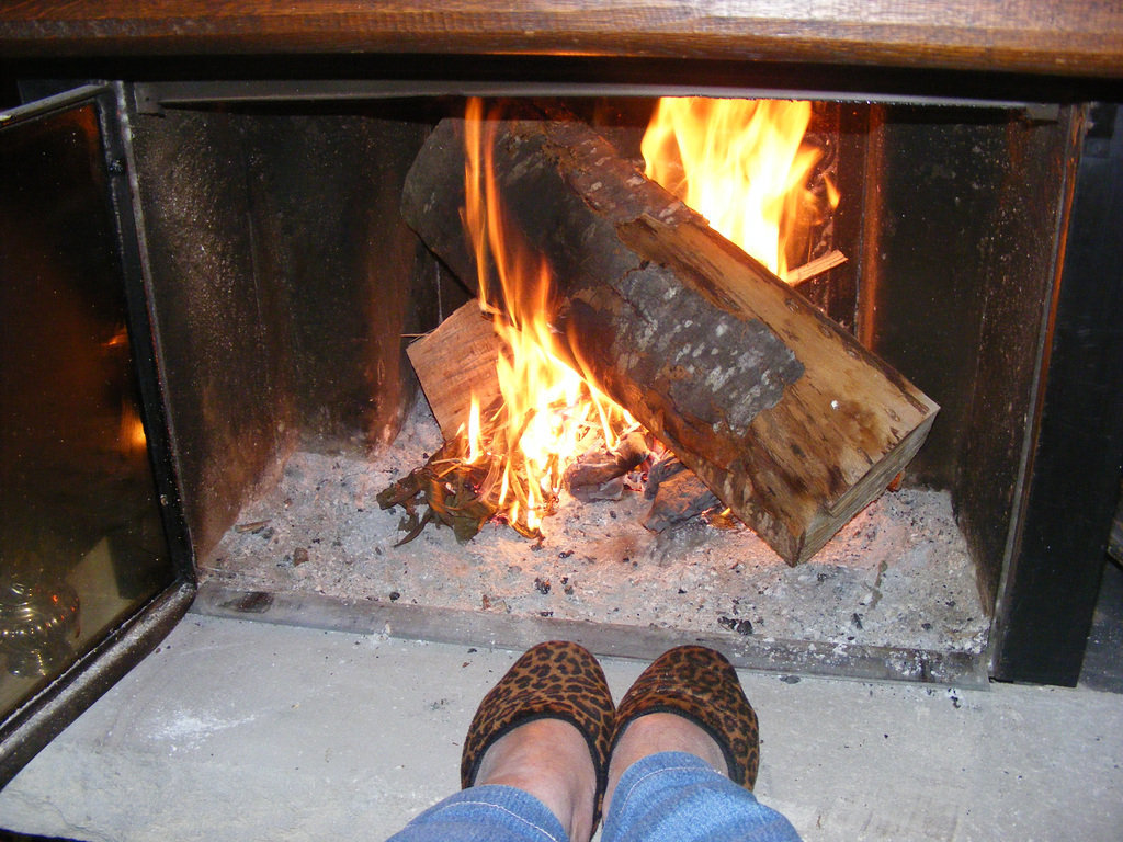 Mes pieds leopards bien au chaud / Sexy heated leopard feet -  Mon amie Christiane avec permission.