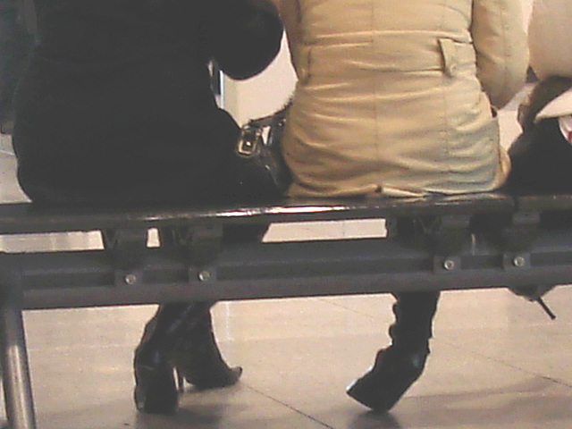 Aéroport de Montréal / Montreal airport .  15 novembre 2008  - Purse and stilettos heeled boots / Sacoche et talons aiguilles