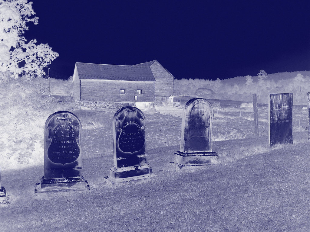 Lake Bomoseen private cemetery. Sur la 4 au tournant de la 30. Vermont, USA - États-Unis.  - Négatif RVB