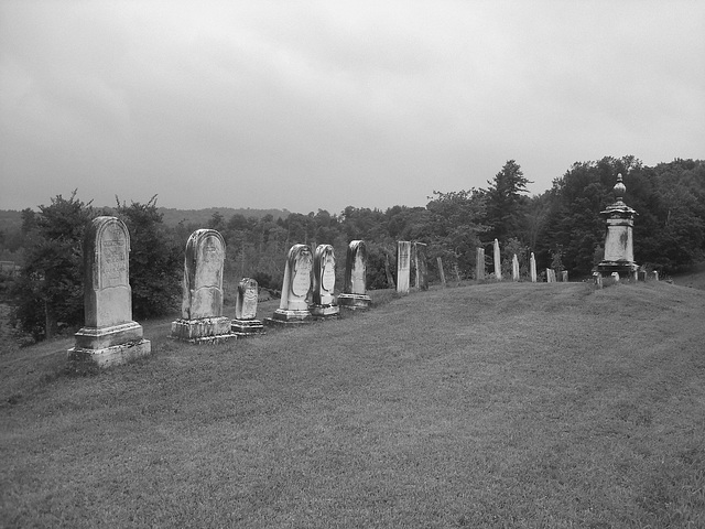 Lake Bomoseen private cemetery. Sur la 4 au tournant de la 30. Vermont, USA - États-Unis.  -  N & B