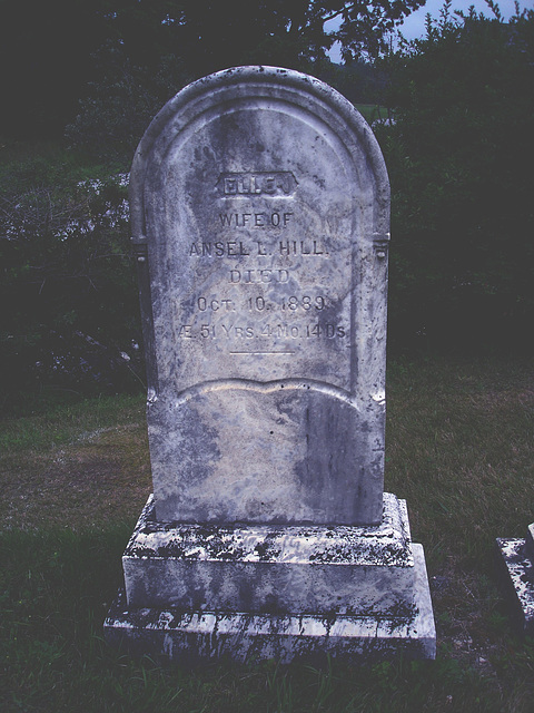 Lake Bomoseen private cemetery. Sur la 4 au tournant de la 30. Vermont, USA - États-Unis.-  Effet de nuit - Night effect