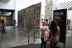 21.BerlinWallGallery.Newseum.WDC.8November2009