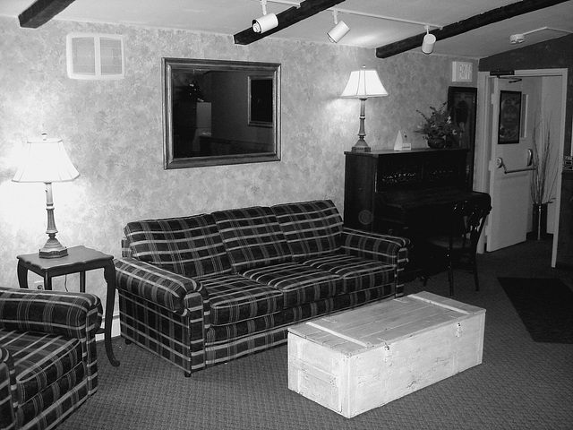 Econolodge. Mendon. Vermont - USA.  26 juillet 2009 -  Piano room - Salle de  piano -  N & B