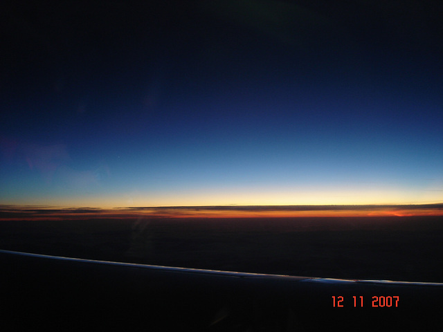 Sky colours / Couleurs aériennes -  Vol / Flight Amsterdam / Montréal .  Au départ /  Takeoff -  12 Nov 2007 - Décollage coloré  / Colourful takeoff