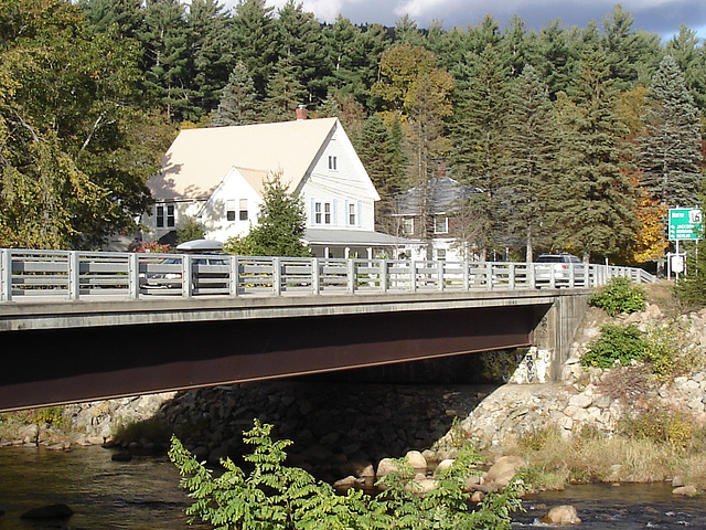 Pont et rivière avec maison américaine /  Bridge and river with an american house -  Bartlett, New Hamphire - USA / États-Unis.  10 octobre 2009