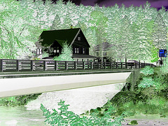 Pont et rivière avec maison américaine /  Bridge and river with an american house -  Bartlett, New Hamphire - USA / États-Unis.  10 octobre 2009 RVB en effet de négatif