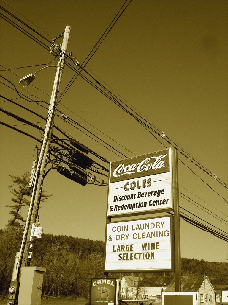 Coca-cola électrique / Electric Coca-cola -  St- Johnsbury. Vermont USA  - 12-10-2009- Sepia