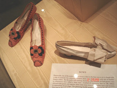 Bata shoe museum /  Bows. Toronto, CANADA. 02-11-2005