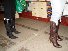 Duo orangé de belles Danoises en bottes à talons hauts / Orange Danish Duo in high-heeled boots