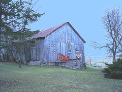 Grange / Barn - St-Pierre de Veronne, Québec / Canada .  21 novembre 2009- Version éclaircie avec ciel bleu photofiltré
