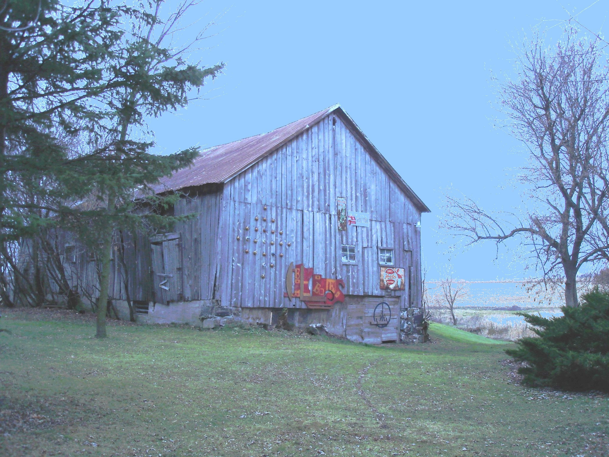 Grange / Barn - St-Pierre de Veronne, Québec / Canada .  21 novembre 2009- Version éclaircie avec ciel bleu photofiltré